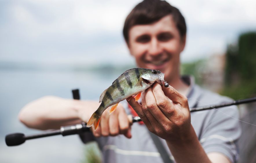 7 Makna Mimpi Menangkap Ikan, Tanda Rezeki hingga Fitnah