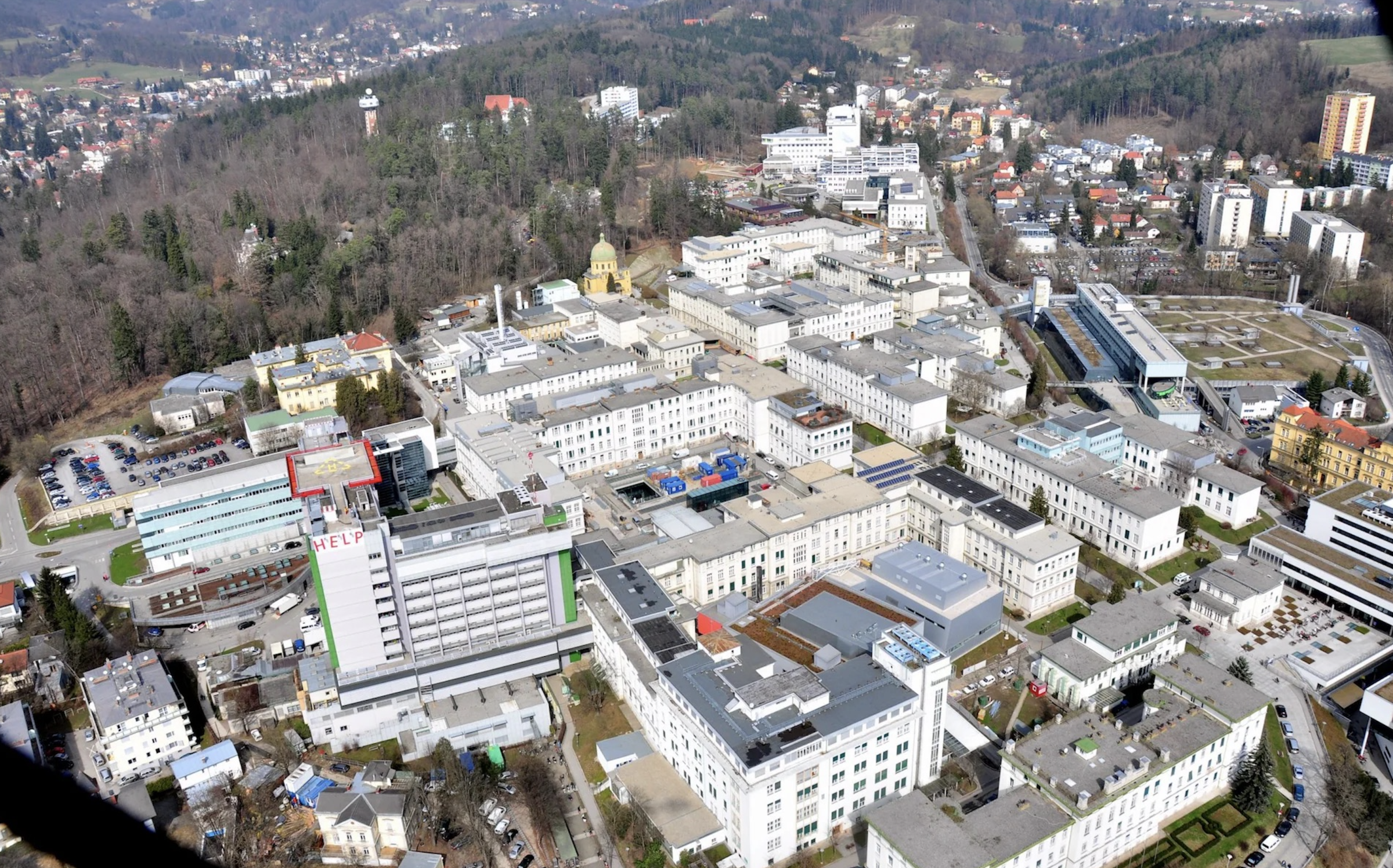 Vụ bê bối rúng động 'bác sĩ để con 12 tuổi khoan hộp sọ bệnh nhân'