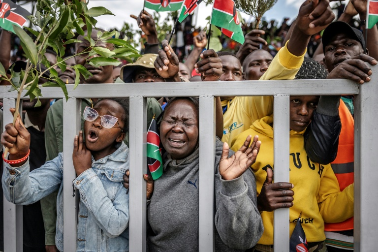 Des partisans de l'opposant kényan Raila Odinga sont massés dans le stade où son corps est exposé, à Kisumu, dans l'ouest du Kenya d'où il est originaire, le 18 octobre 2025