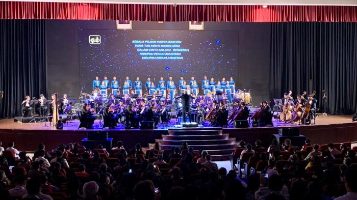 Grego Julius Nyanyikan Doa, Penuhi Janji di Usia 70 Tahun