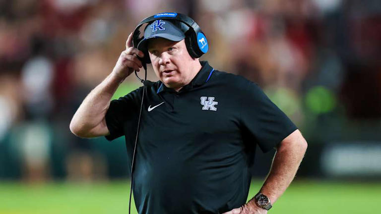 'It Hurts': Mark Stoops sums up the pain of another Kentucky home ...