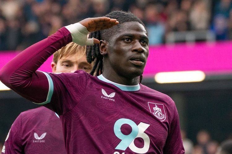 Tepuk Tangan Penonton Hiasi Aksi Berlutut di Burnley vs Leeds, Dominic Calvert-Lewin Menolak!