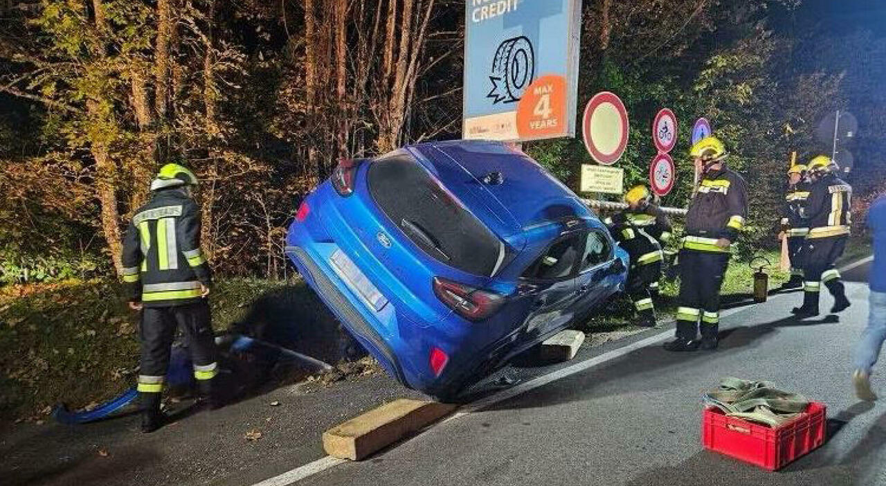 Sbanda con l'auto e si schianta contro un cartello della campagna per ...