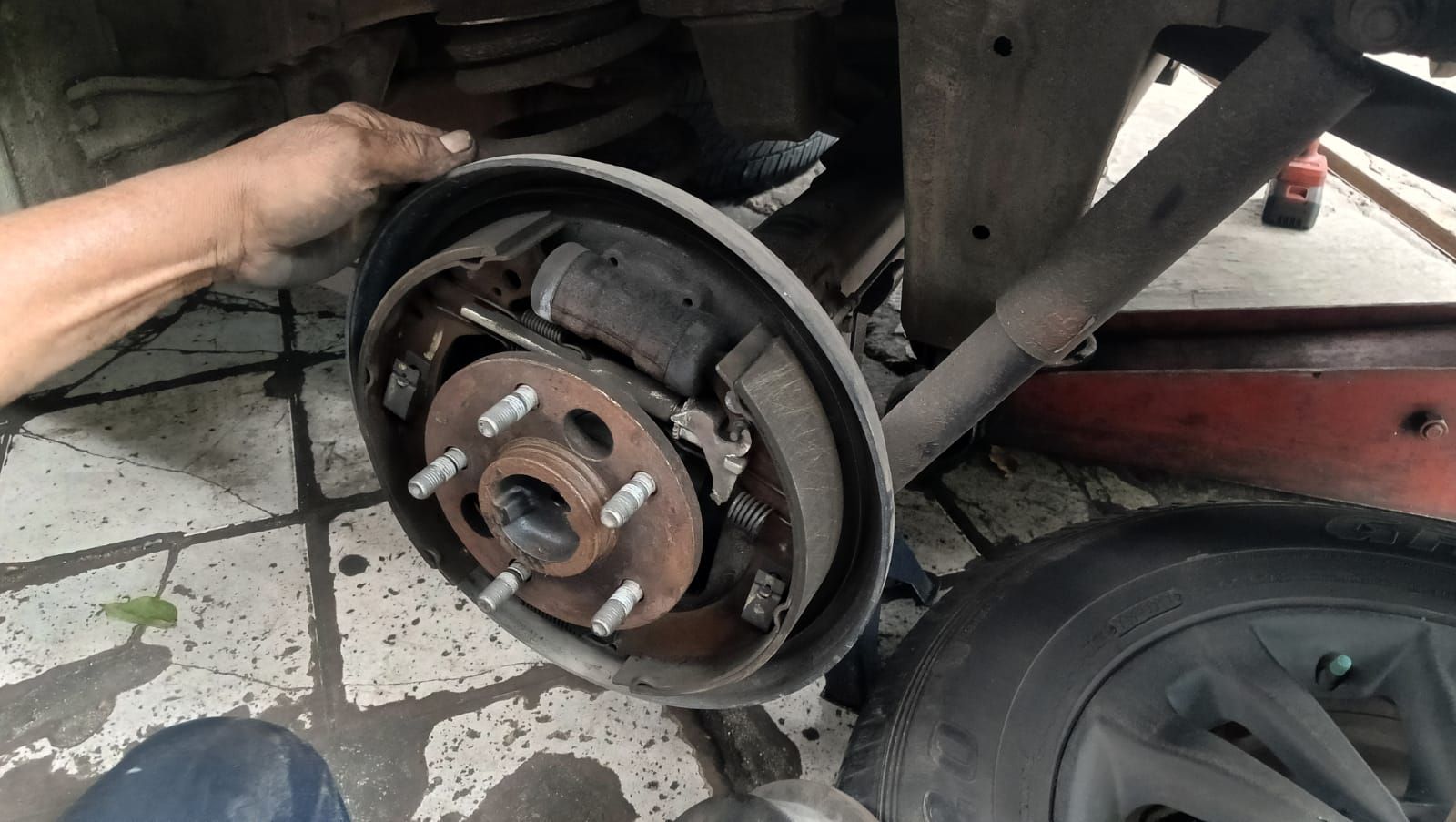 Cara Membuat Pakem Rem Teromol pada Mobil Bekas dengan Sabun Colek