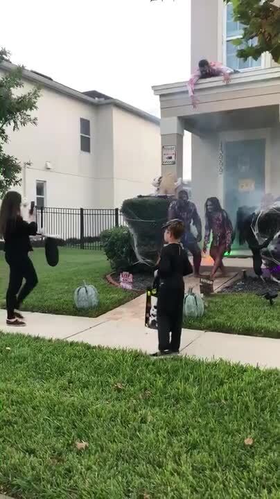 Little Kids Get Scared Of Zombie Themed House While Collecting Treats ...
