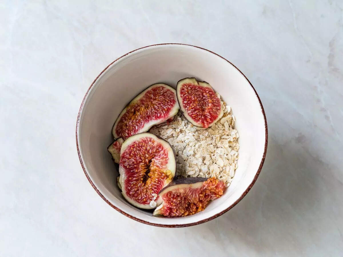 Oats with figs and walnuts