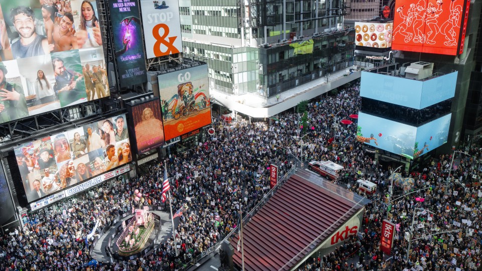 Auch am Times Square in New York versammelten sich am Samstag Zehntausende Menschen.
