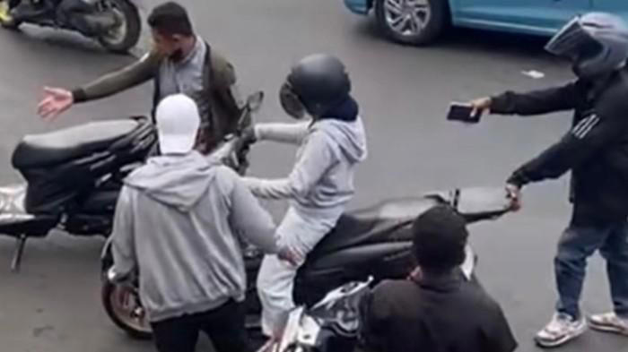 Viral aksi gerombolan debt collector hentikan pengendara NMAX di pinggir jalan. Polisi lakukan penyelidikan Istimewa/WartaKota