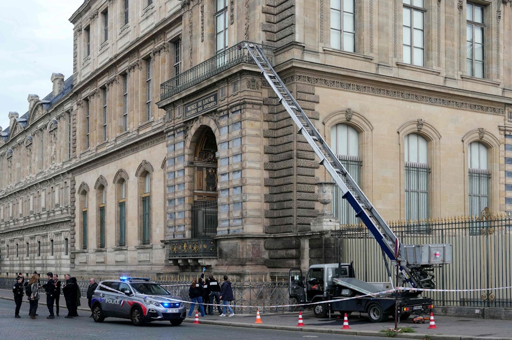 Polizisten stehen am Louvre neben einem Lastenaufzug, den laut Medienberichten Diebe benutzt haben sollen, um direkt in den gewünschten Ausstellungsraum in der Galerie d’Apollon zu gelangen.