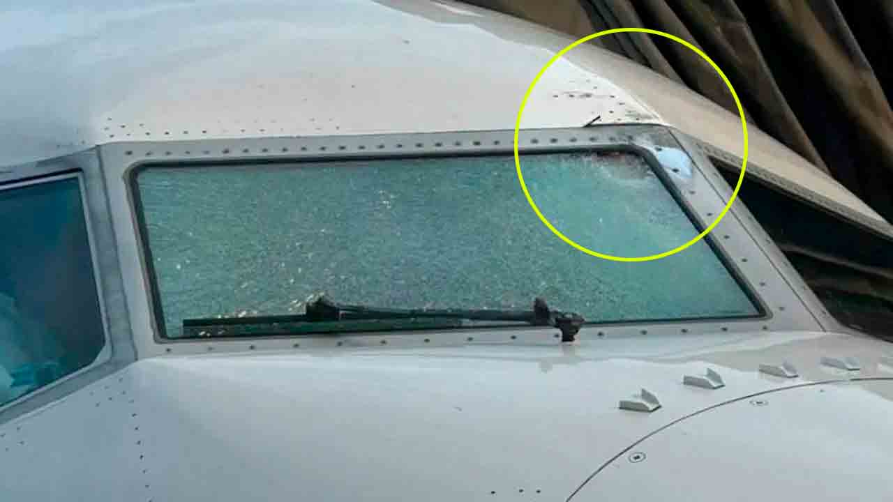 Meteor atau Sampah Antariksa? United Airlines Selidiki Insiden Penerbangan