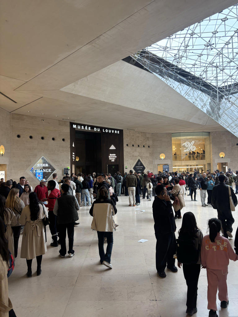 Some tourists have been stuck in the Louvre this morning following the robbery (@whatyouthinktom/ X)