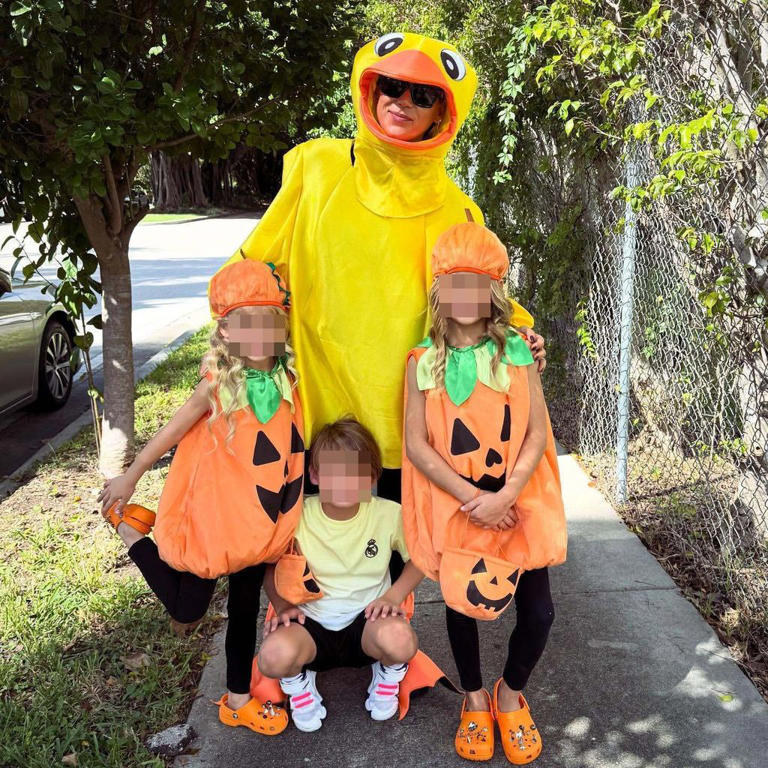 Anna Kournikova presume de disfraces de Halloween junto a sus tres hijos