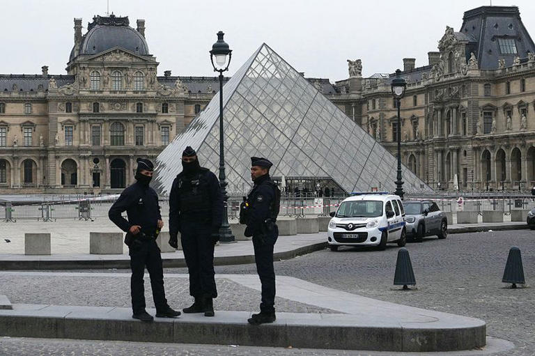louvre museum robbery value Image 6