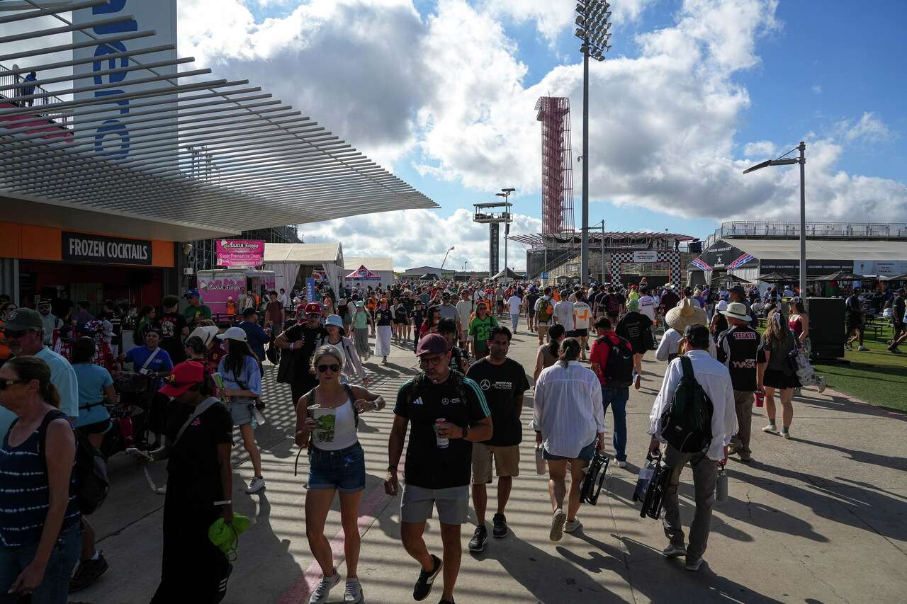Garth Brooks brings heart and hits to Austin Formula One Grand Prix