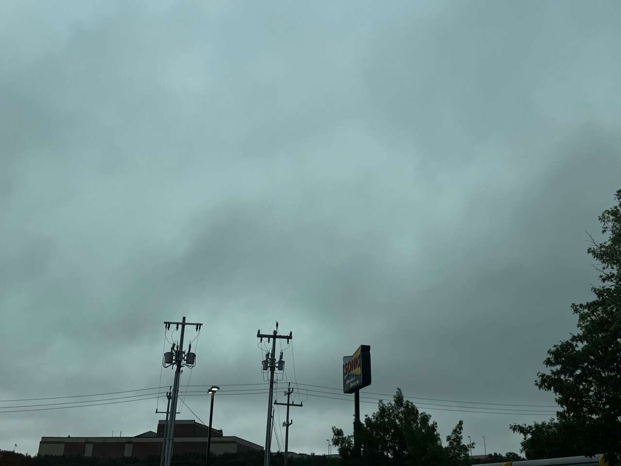 NWS: Large hail, severe thunderstorms and damaging winds threaten San Antonio<br><br>