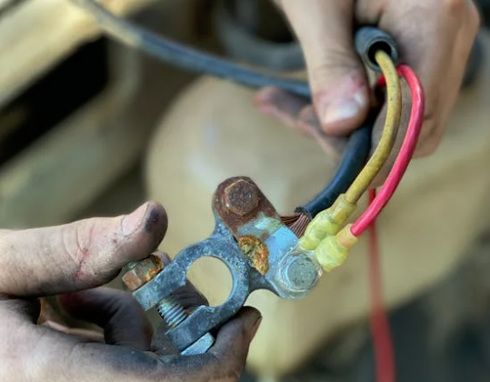 Bahaya Mengeluarkan Aki Saat Mesin Menyala