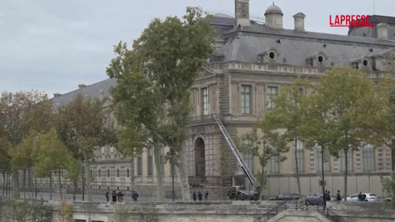 Furto al Louvre, la polizia presidia il museo