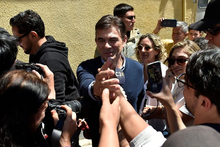 O candidato presidencial boliviano Rodrigo Paz conversa com jornalistas em La Paz, Bolívia Foto: Jorge Bernal/AFP