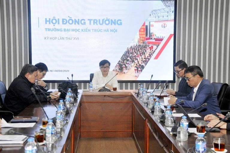 Một phiên họp của hội đồng trường tại trường ĐH. Ảnh: HAU