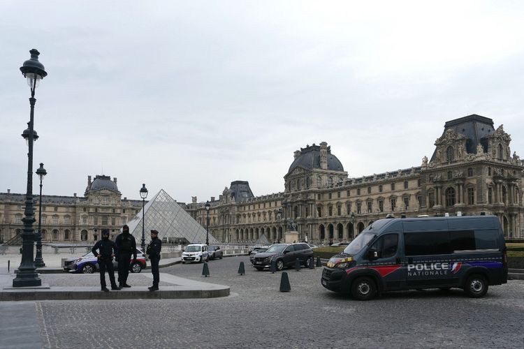 [POPULER GLOBAL] Perampokan Museum Louvre | Trump Marah pada Zelensky