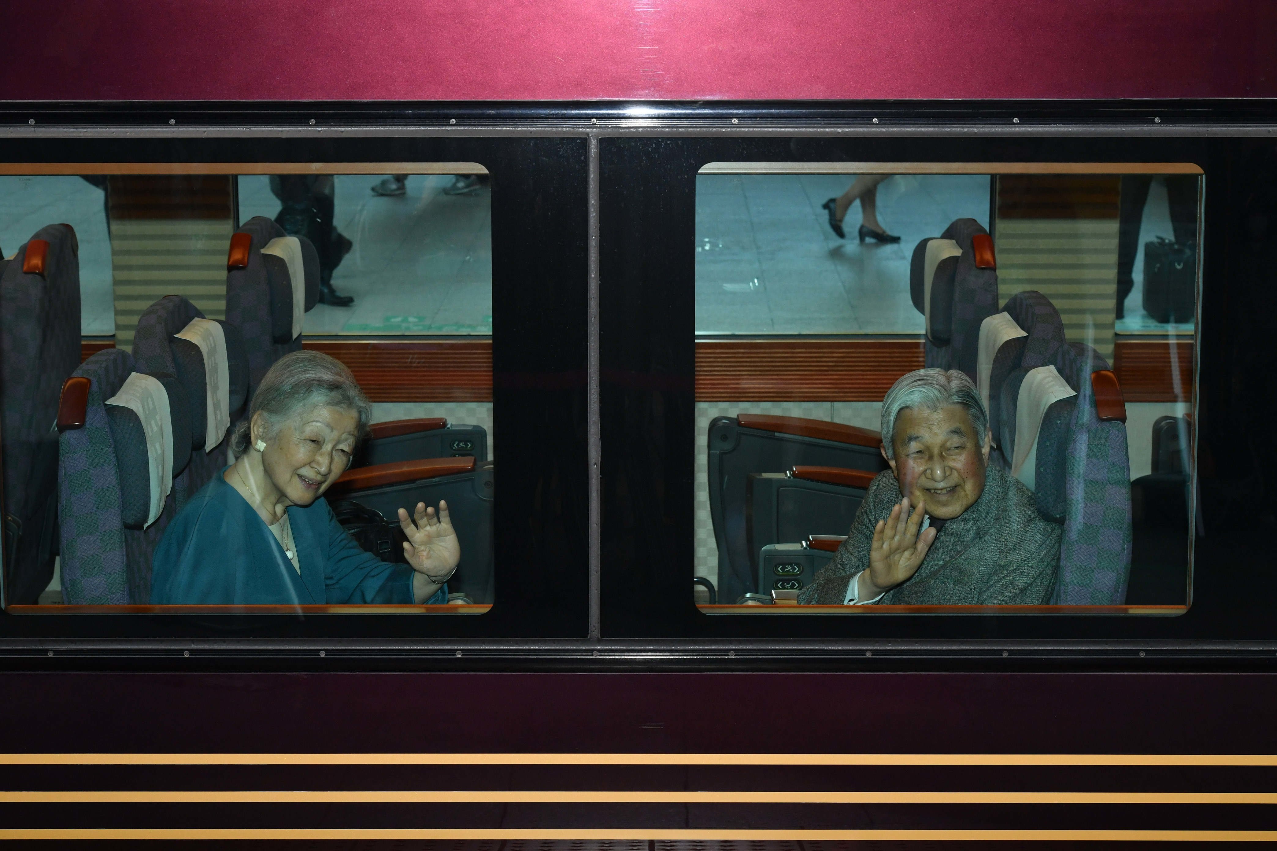 お召し列車」が6年ぶりに運行で大歓声 お召し列車が