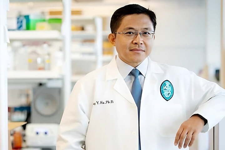 Giáo sư y sinh từ bỏ hàng triệu USD tài trợ ở Mỹ, về nước làm hiệu trưởng