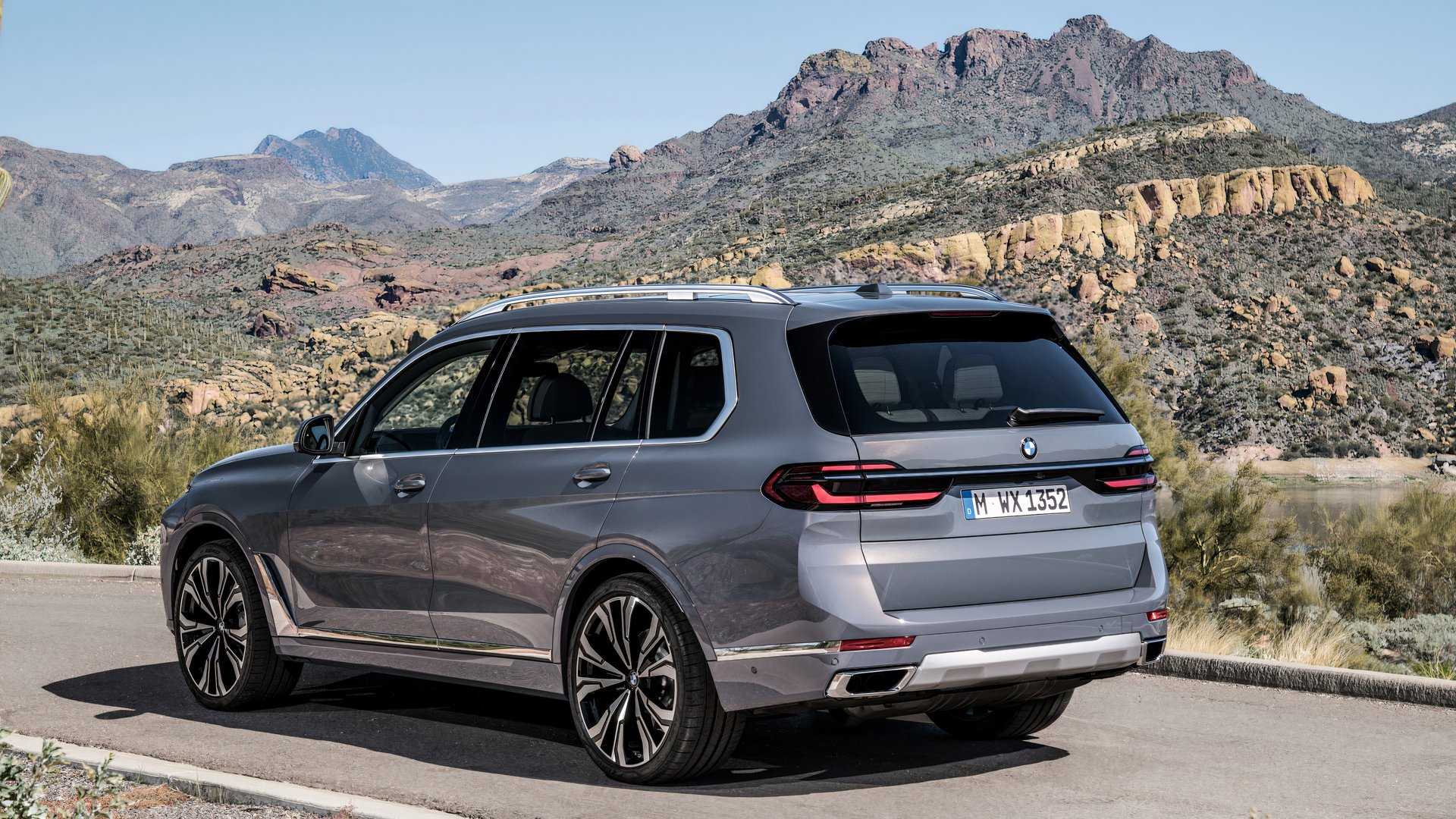 2022 BMW X7 X-Drive rear 3-4 exterior shot