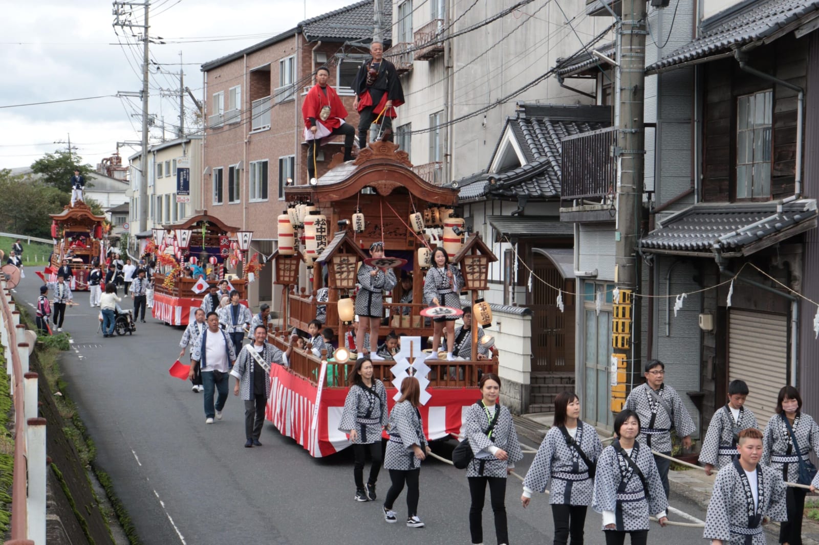 掛け声と鐘の音響かせ だんじり9台勢ぞろい 町内を威勢よく練り歩く／岡山・津山市