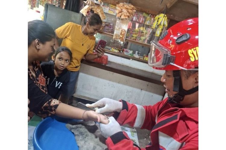 Ibu Hamil Minta Cincin Dilepas Sebelum Operasi oleh Tim Damkar