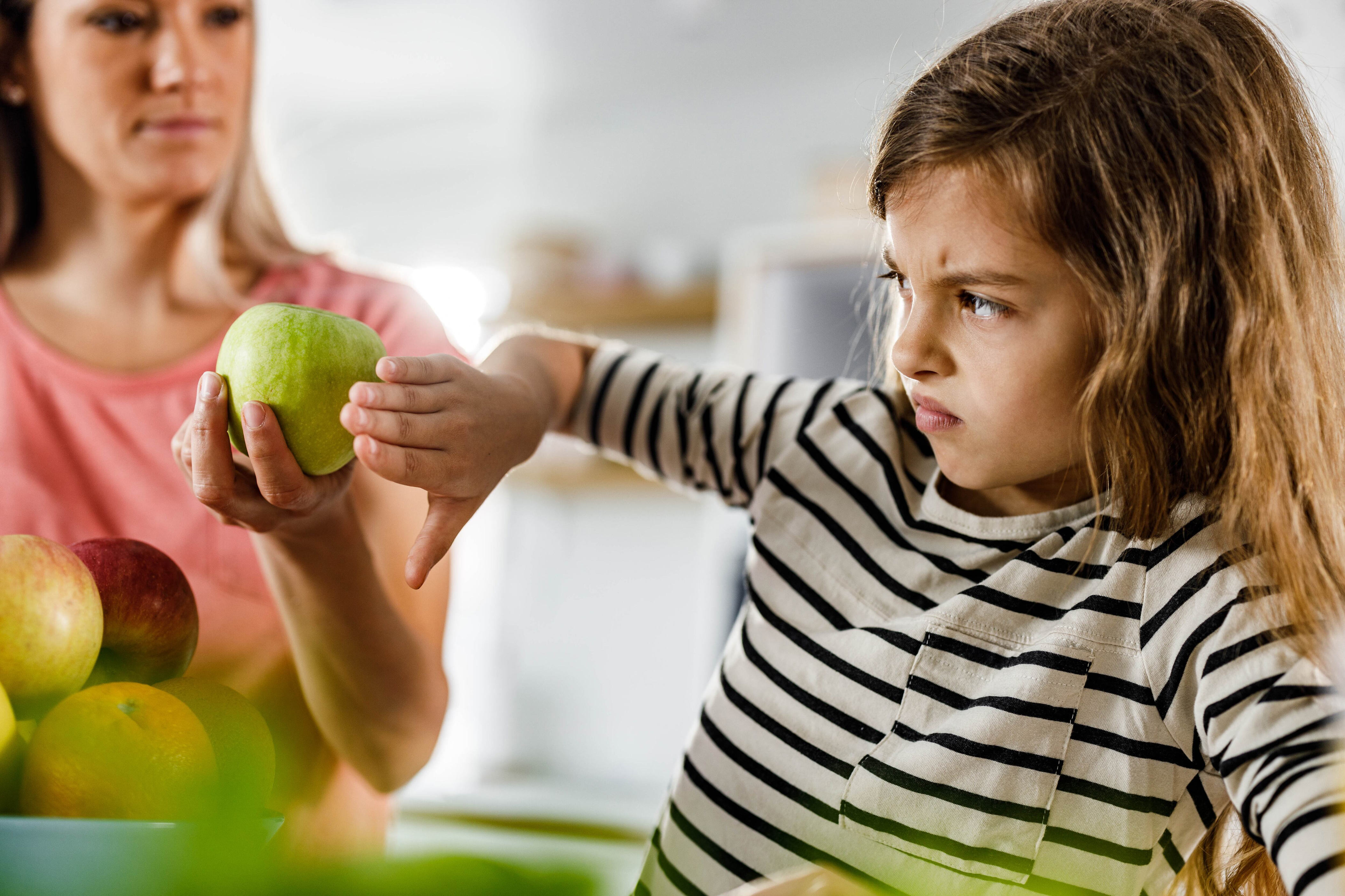 La mayoría de niños que rechazan la fruta tienen el paladar acostumbrado a sabores muy dulces, según los expertos.