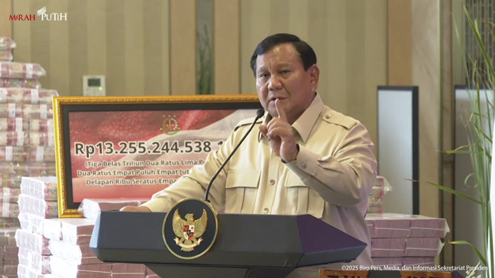 Presiden Prabowo Subianto menyampaikan sambutan saat penyerahan uang sitaan Rp 13,2 T kasus CPO di Kejaksaan Agung, Jakarta, Senin (20/10/2025). Foto: Youtube/Sekretariat Presiden