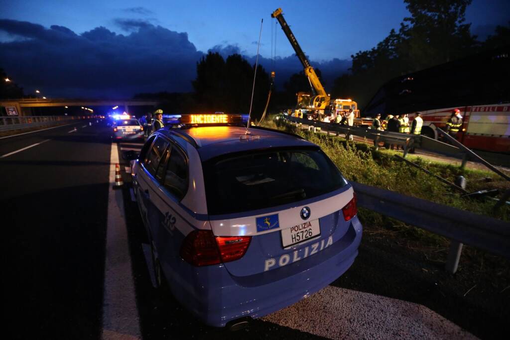 Rieti, sassi contro il pullman di tifosi del Pistoia basket: morto l ...