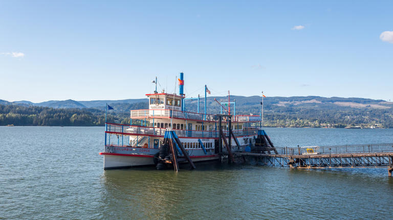 oregon-s-columbia-river-gorge-city-offers-the-freshest-salmon-endless