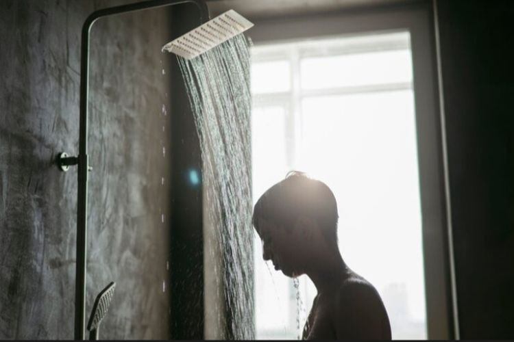 9 Karakter Unik Pecinta Khayalan dan Melamun Saat Mandi: Cek Apakah Kamu Termasuk!