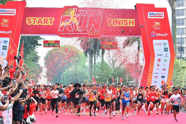 Rikki Simbolon dan Dwi Tiansi Jadi Juara Alfamart Run, Ribuan Peserta Bawa Pulang Goodie Bag 40 Kg d