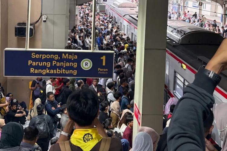 Penumpukan Penumpang di Stasiun Kebayoran Akibat Gangguan KRL Tanah Abang–Rangkasbitung