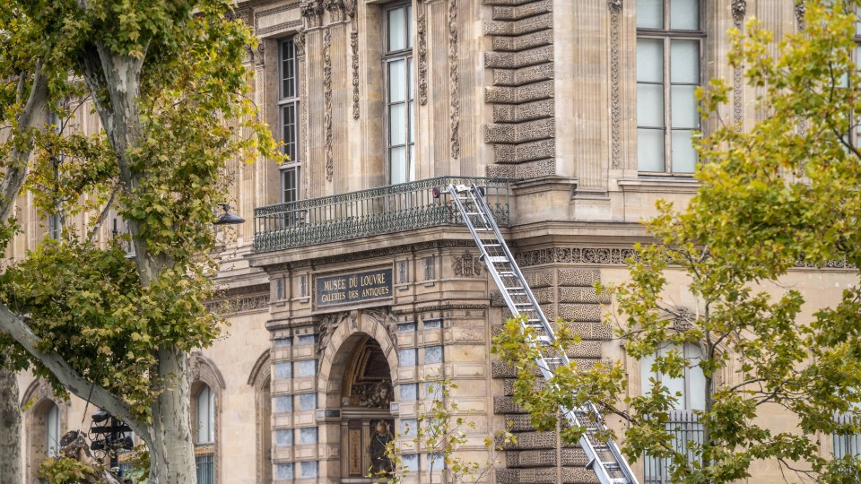 Sieht alles viel zu einfach aus: Über einen Korbaufzug, wie er in Paris alltäglich für Möbeltransporte in höhere Stockwerke genutzt wird, gelangten die Räuber in die Galerie d’Apollon zu den Kronjuwelen