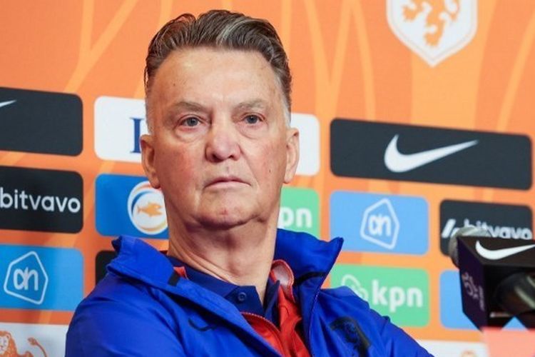 Kabar Baru Pelatih Timnas Indonesia: Dari Konferensi Van Gaal hingga Pelukan De Boer