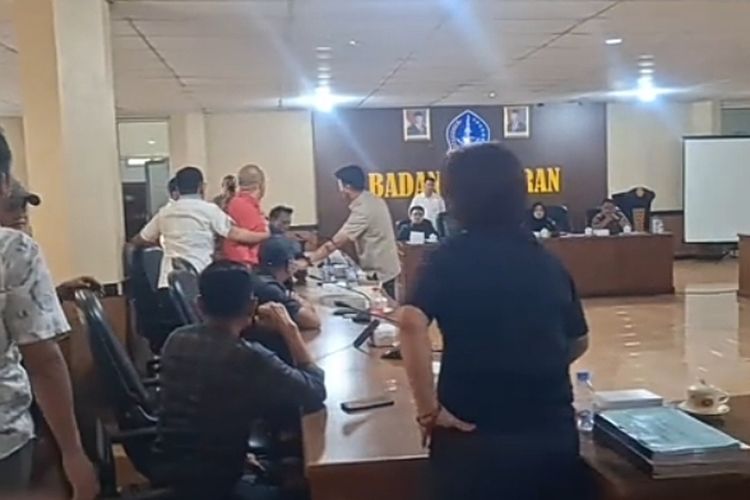 Rapat DPRD Bone Ricuh, Anggota Dewan Lempar Cangkir