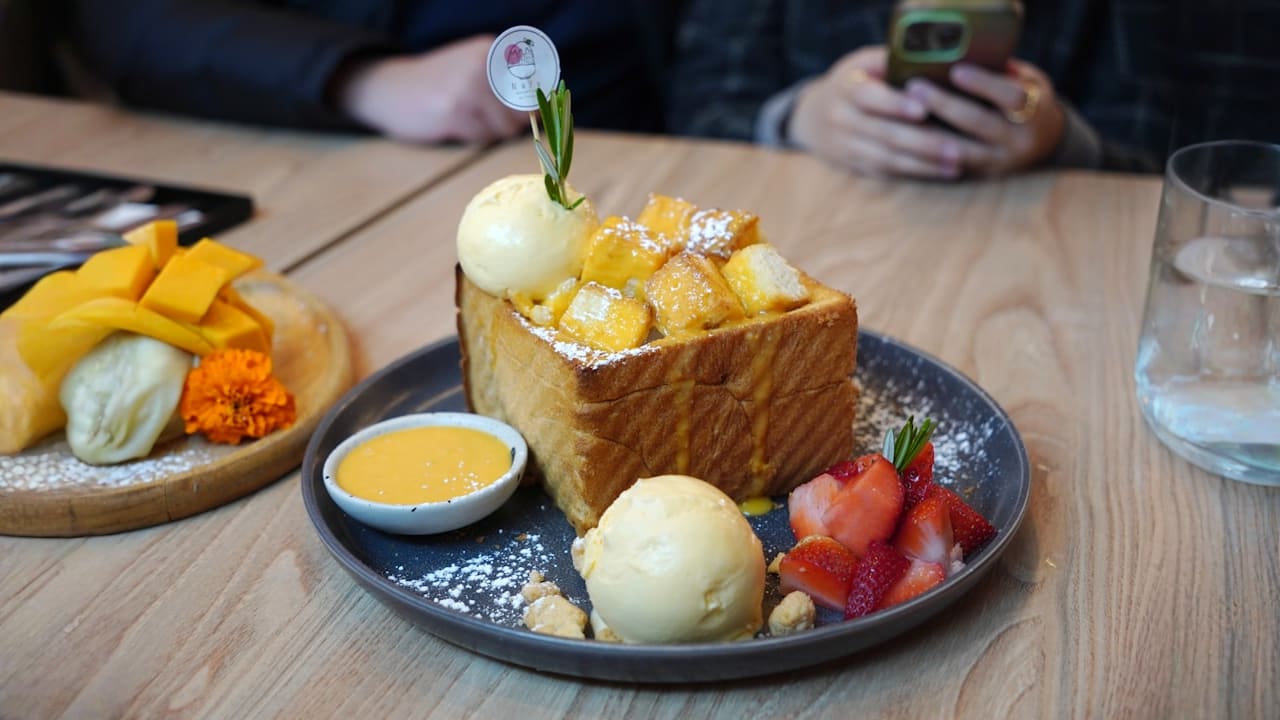 Host tried to force an even split on an $800 dinner bill, so I ordered lavish desserts to intentionally blow up the tab