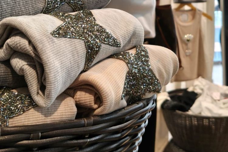 Bermain Payet, Busana Kasual Tampil Berbeda dengan Desain Fungsional