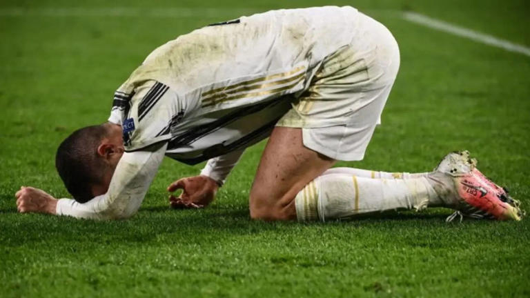 Cristiano Ronaldo 'Pulled Up Grass, Sniffed It, and Chewed It': The ...