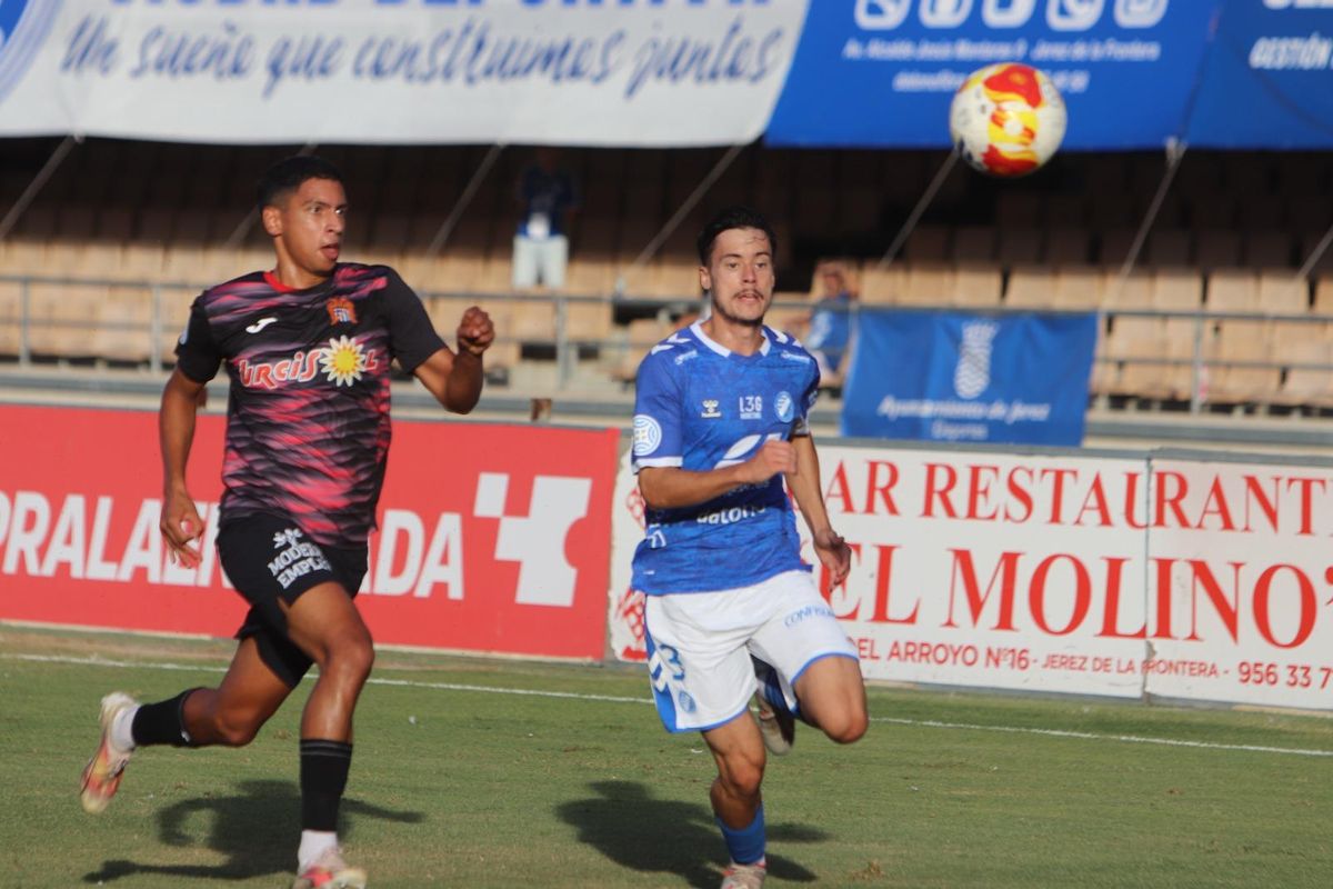 Johan Terranova persigue a Beny / Prensa Xerez Deportivo
