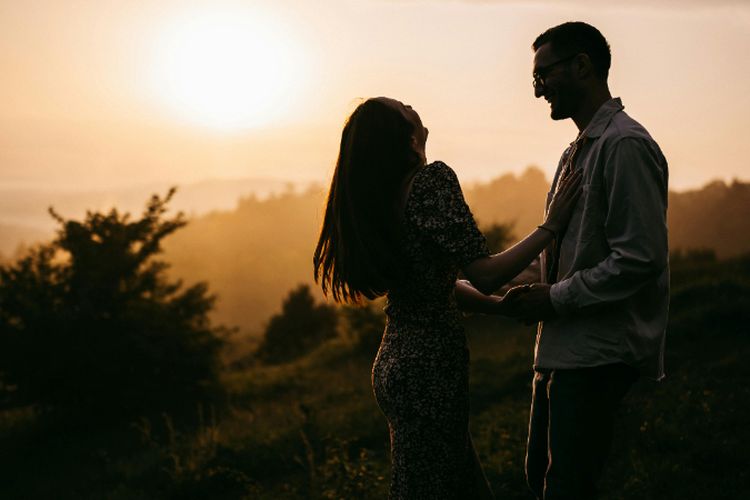 8 Tanda Pria Siap Berkomitmen Serius