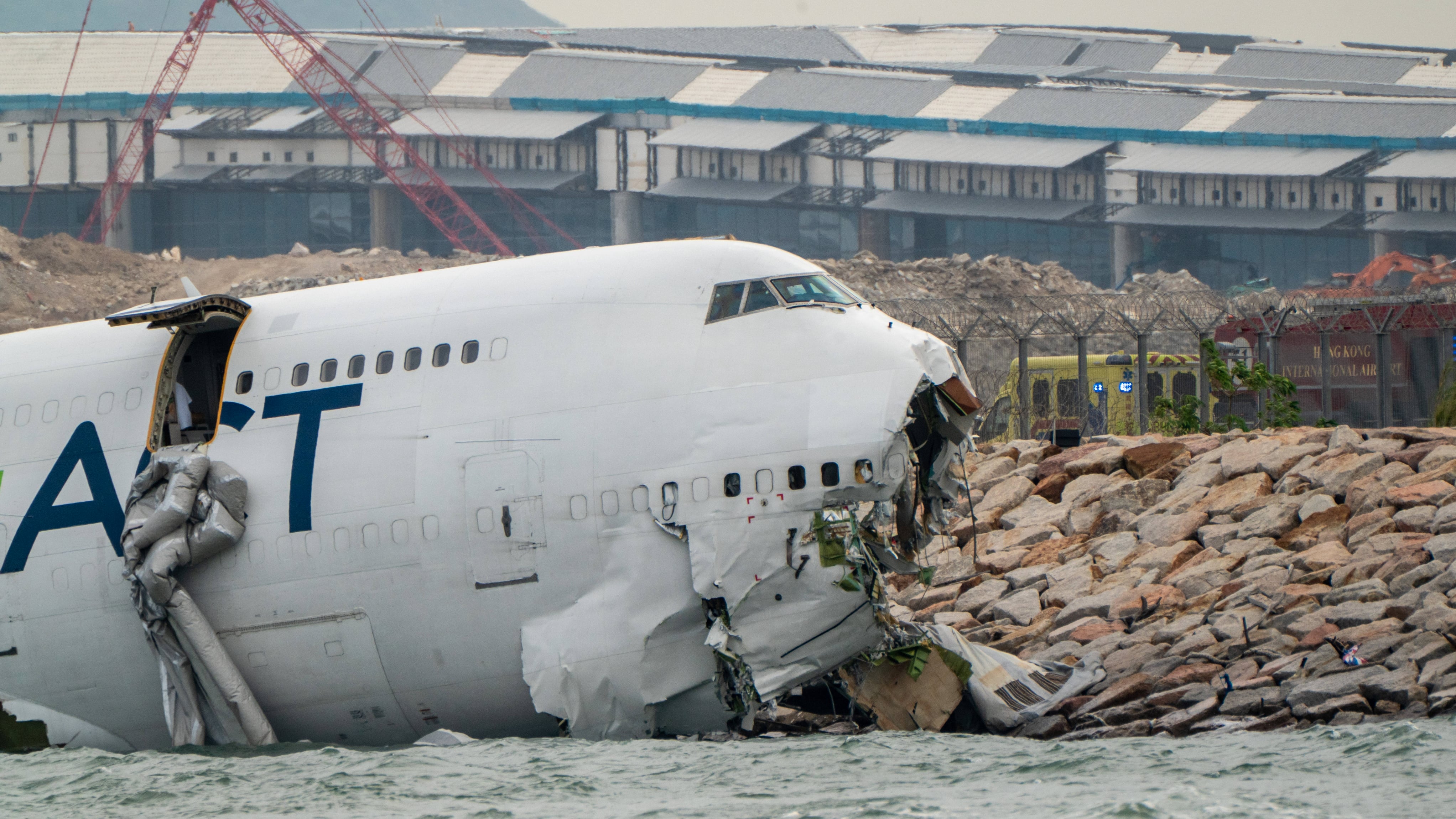 マイアミ国際空港で貨物機が滑走路を逸脱し車両に衝突、5人が死亡し5人が負傷