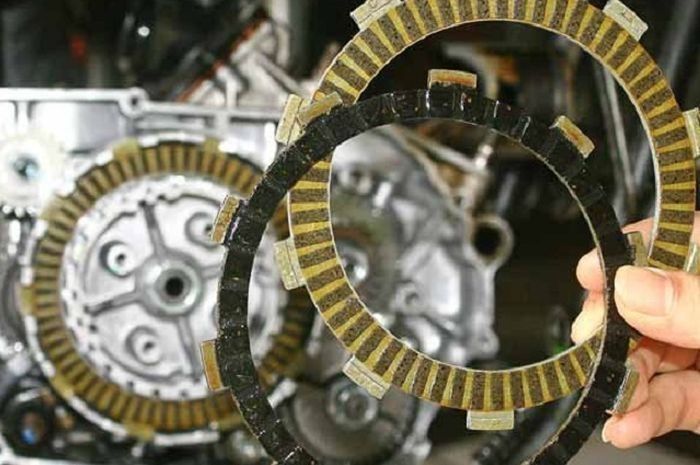 Empat Dampak Buruk Penggunaan Kampas Kopling Bekas yang Sudah Terbakar