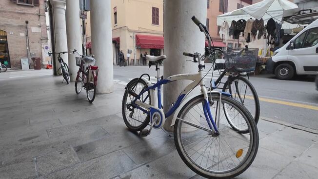 Da Cagliari a Ferrara, da Firenze a Novara vietato legare la bici al palo