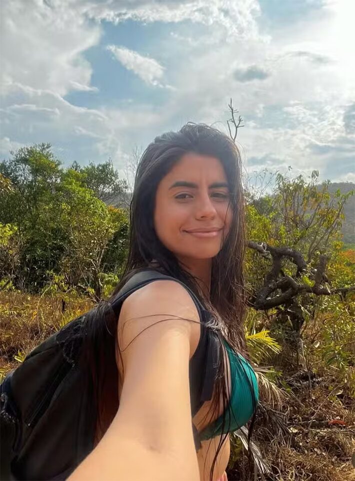 Juliane Suellem Vieira dos Reis, de 28 anos, se pendurou para fora do prédio em que mora para salvar a família durante incêndio Foto: Reprodução via instagram/@julianevieirar