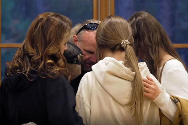 TLC Kody, Robyn and their children hug before moving out of the house.