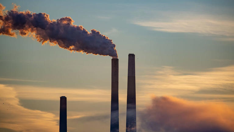 Rauchschwaden treten aus einem Schornstein: Der Druck auf eine Reform des Emissionshandels wächst. (Quelle: IMAGO/Jason Whitman/imago)
